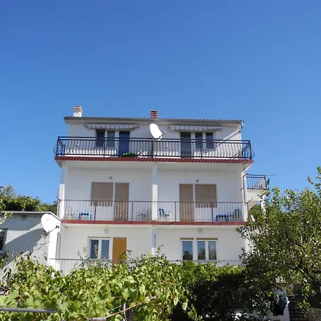 Fuer 3 Personen Mit Terrasse By Interhome