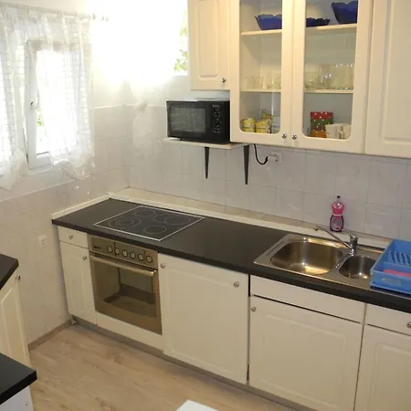 Fuer 3 Personen Mit Terrasse By Interhome
